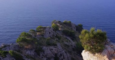 Deniz, bir parça pürüzlü rock ve ön plan, dağ deniz Panoraması 4 k ağır çekimde atış.