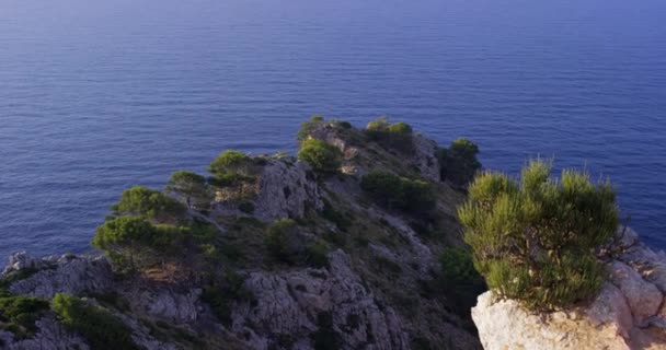 Tengeri panoráma a tengerre, egy darab szaggatott rock és a hegység előterében, lövés, a 4 k-lassú mozgás. — Stock videók