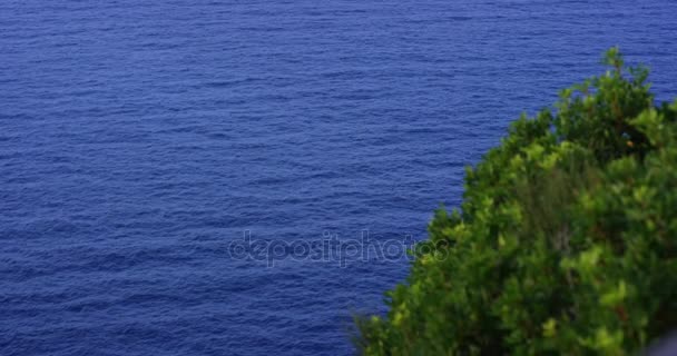 Tengeri táj. Panorámás kilátás nyílik a nyári napsütésben. Felülnézet, tengeri, légi. Blue sea scape panoráma. 4 k lassú lövés. — Stock videók