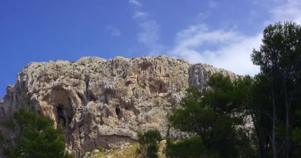 山の断崖奇岩垂直に沿って空中カメラ飛ぶ岩旋回道路谷夏自然美の背景を明らかに風景をハイキングの壮大な冒険 — ストック動画