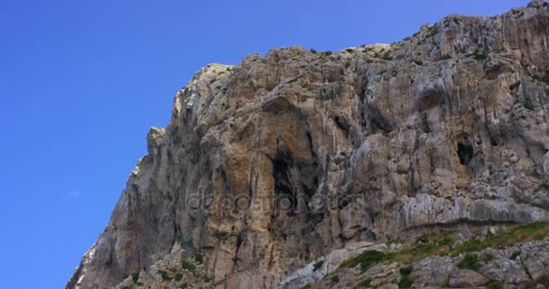 Berg Klippen Felsformationen Luftbildkamera fliegen entlang vertikaler Felsen episches Abenteuer Wandern Landschaft enthüllt wirbelnde Straße Tal Sommer Natur Schönheit Hintergrund — Stockvideo