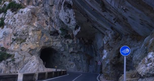 Köra med bil genom naturliga berg tunnel. Skjuten i Mallorca, Spanien. — Stockvideo