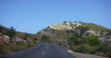 Dağ götürmek. POV bir ağaç üzerinde bir dağ yol aracılığıyla sürücüler açısından karayolu açık mavi gökyüzü ve güneş ışığı patlama ile kaplı.
