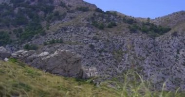 Dağ kayalıklarla kaya oluşumları hava kamera sinek dikey boyunca kayalar epik macera manzara girdap gibi dönen yol vadi yaz doğa güzellik arka plan açığa Hiking