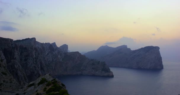 Puesta de sol en Cap de Formentor, Mallorca, España. Hermosos acantilados y la vista al mar en 4k cámara lenta . — Vídeo de stock