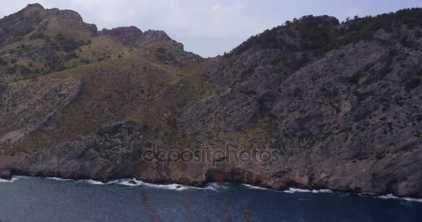 Berg kliffen rotsformaties luchtfoto Camera vliegen langs verticale stenen epische avontuur wandelen landschap onthullen kronkelende weg Valley zomer natuur schoonheid achtergrond — Stockvideo