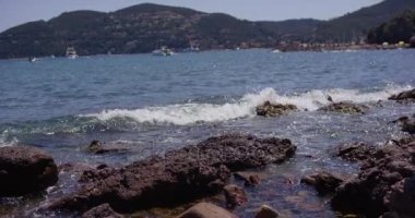 Dalgalar deniz taşlara karşı yendi. Ağır çekim 120 fps. Akdeniz ve taşların küçük dalgalar. 4 k'dan fazla vurdu