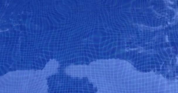 Ondulaciones de agua de la piscina azul claro claro. Super Slow Motion 4k. Ideal como fondo . — Vídeo de stock