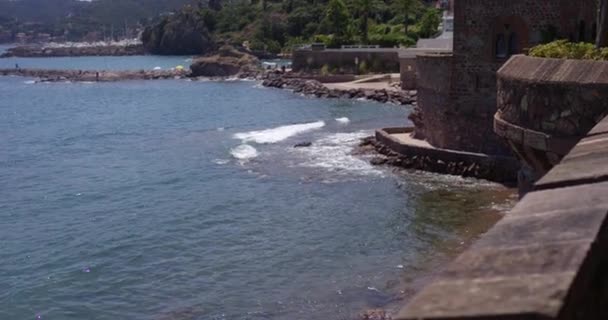 Percorso in pietra in riva al mare a Nizza, Francia. Bella vista e il vecchio edificio in primo piano. Girato al rallentatore . — Video Stock