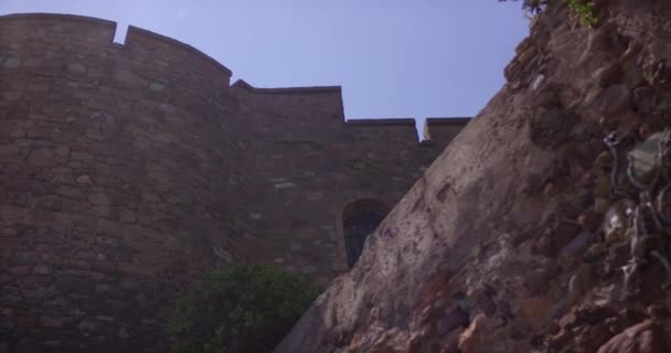 Kő ősi kastély folyosó tetején a torony, 4 k 2160 p 30 fps dönthető Ultrahd videóinak dönthető — Stock videók