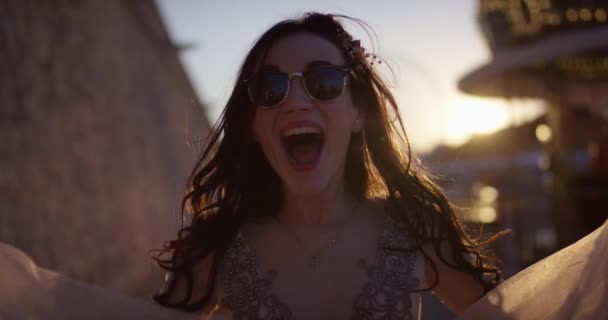 Belle jeune femme souriante dans la ville européenne, portrait cinématographique. Ralentissez, 4K. Bonne fille Hipster profiter du soleil et de la vie. Voyage dans le style . — Video