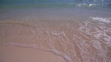 Sandy beach Tayland denizde dalga yumuşak
