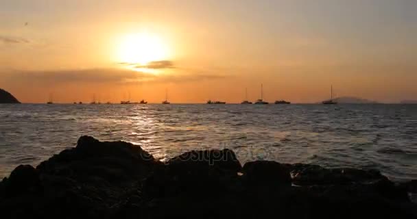 Pôr do sol sobre o oceano - Timelapse of Beautiful Orange Sun Setting on Sea - Time Lapse on Water in 4K — Vídeo de Stock