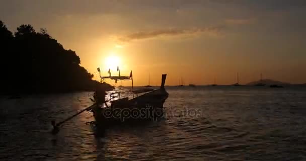 समयरेखा समय अंतराल, समय-लैप पारंपरिक थाई लंबी पूंछ नाव सूर्यास्त के दौरान कम पानी में — स्टॉक वीडियो