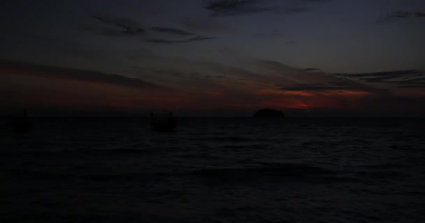 Timelapse сповільненої зйомки, проміжок часу протягом гарний схід сонця з довгий хвіст човни в низьку воду, Таїланд. — стокове відео