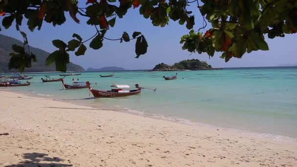 Bellissima spiaggia tailandese. Barche Long Tail in spiaggia. Tailandia . — Video Stock