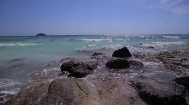 Dalgalar buzlu, dalgalar Tayland kayalıkları üzerinde