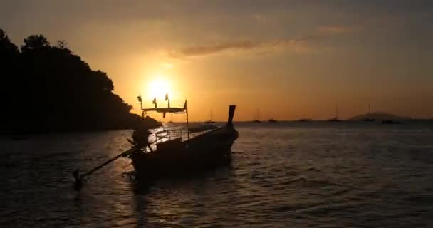 Красивый закат в заливе Ко Липе (Koh Lipe). Мбаппе. — стоковое видео
