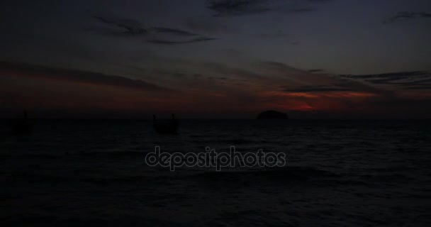 Thajsko. Rybář a rybářských člunů ráno s východem slunce, ráno. Timelapse — Stock video
