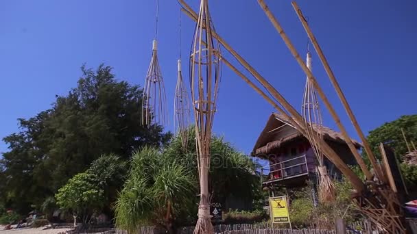 Penjor похитуючись на вітрі, на тлі синього неба. Penjor є бамбук декоративний полюс. Таїланд. — стокове відео