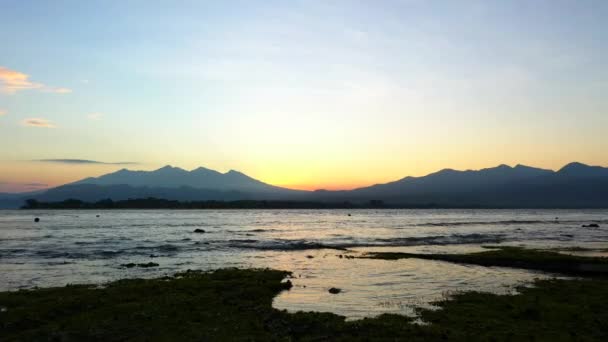 Veduta aerea del tramonto dorato sull'oceano e sulle montagne all'orizzonte . — Video Stock