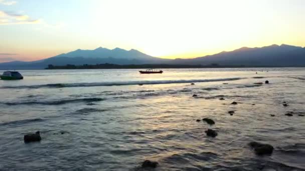 水平線上の海と山の上に黄金の夕日の空中ビュー. — ストック動画