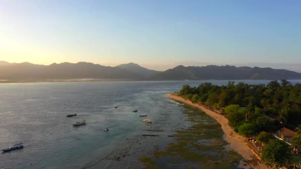 Východ slunce osvětluje nádherné hory. Gili Air Island. Indonésie 2020 — Stock video