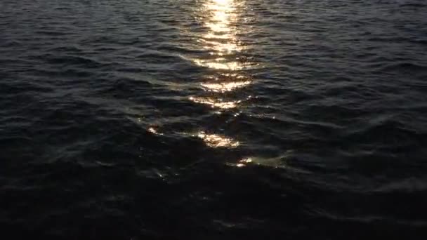 Vuelo de bajo nivel sobre la superficie del mar al amanecer vista aérea. Reflejos dorados en la superficie del agua de mar al amanecer — Vídeos de Stock