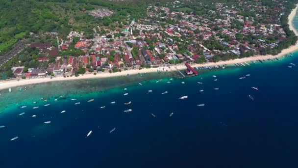 Güneşli bir günde, tropikal bir gölde, mavi denizde düzgün giden teknelerin üst hava manzarası. Gili Trawangan, Endonezya. — Stok video