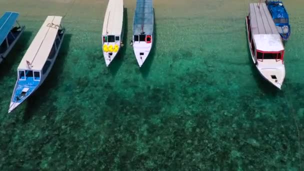 Flygfoto på båtar, yachter och katamaraner vid vackra lagunen, Gili ön, Indonesien. — Stockvideo