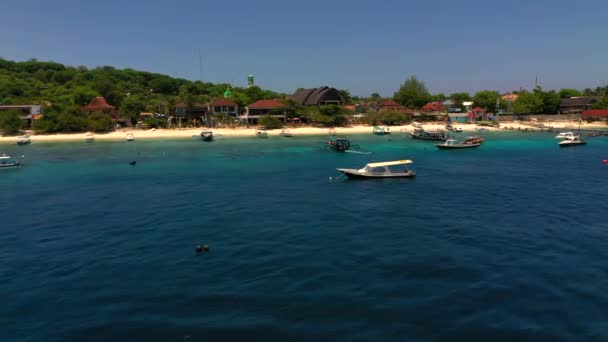 Luchtfoto van boten soepel varen op de blauwe zee in een tropische lagune op zonnige dag. Gili Trawangan, Indonesië. — Stockvideo