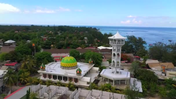 Imagens aéreas de drones de uma bela costa da ilha Gili Trawangan e uma mesquita dentro dela. Indonésia, Ilhas Gili . — Vídeo de Stock