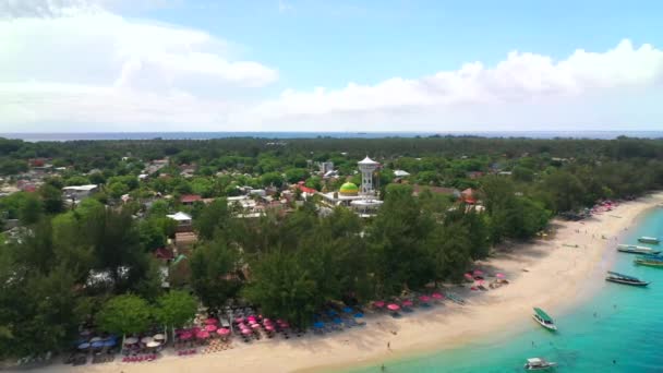 Gili Trawangan Adası 'nın güzel bir sahil şeridinin ve içinde bir caminin insansız hava aracı görüntüleri. Endonezya, Gili adaları. — Stok video