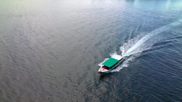 開放的な海でクルージングする人々とボートの空中ビュー. — ストック動画