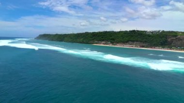 Bali 'deki tropikal Pandawa plajına hava manzarası.