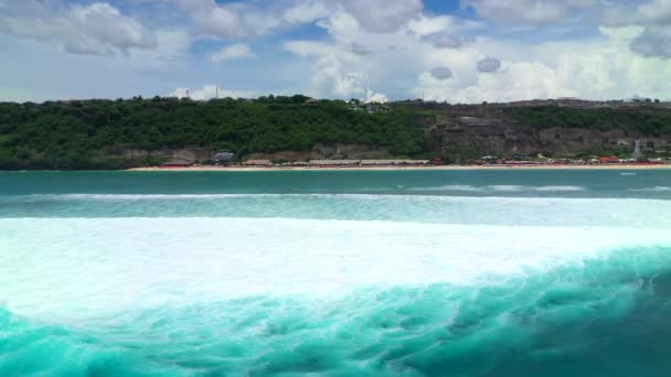 Luchtfoto uitzicht op natuur landschap tropisch Pandawa strand in Bali. — Stockvideo