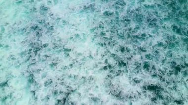 Okyanus dalgalarının çarpışma ve köpürme görüntüsü. Bali, Endonezya.