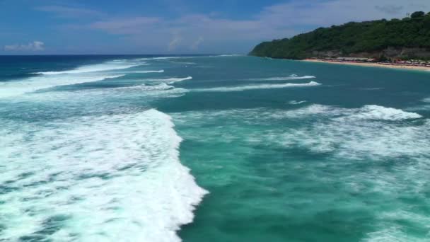 Letecký pohled na velké modré oceánské vlny, které se zřítily za slunečného dne. Bali, Indonésie. — Stock video