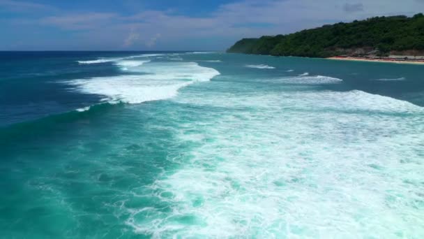 Widok z lotu ptaka na duże fale niebieskiego oceanu rozbijające się w słoneczny dzień. Bali, Indonezja. — Wideo stockowe