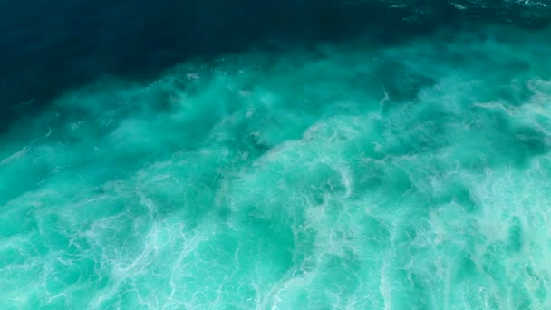 Bovenaanzicht vanuit de lucht van neerstortende en schuimende oceaangolven. Bali, Indonesië. — Stockvideo