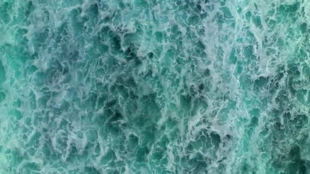 Légi felvétel az óceáni hullámok összeomlásáról és habzásáról. Bali, Indonézia. — Stock videók