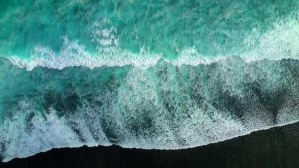 Vista aérea de cima para baixo das ondas do oceano batendo e espumando. Bali, Indonésia . — Vídeo de Stock