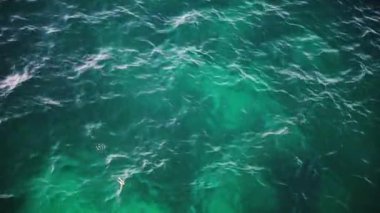 Kristal berrak deniz suyunun yukarıdan görünen doğal dokusu.