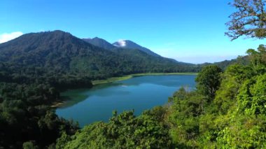 Arkaplanda Buyan Gölü 'nün ve dağların havadan görünüşü. Bali, Endonezya.
