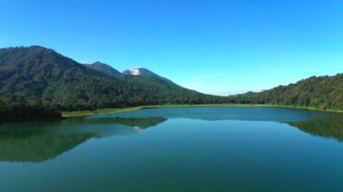 Arkaplanda Buyan Gölü 'nün ve dağların havadan görünüşü. Bali, Endonezya.