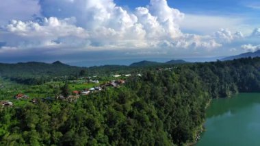 Arkaplanda Buyan Gölü 'nün ve dağların havadan görünüşü. Bali, Endonezya.