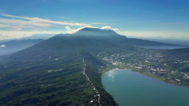 Arkaplanda Buyan Gölü 'nün ve dağların havadan görünüşü. Bali, Endonezya.