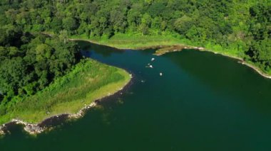 Arkaplanda Buyan Gölü 'nün ve dağların havadan görünüşü. Bali, Endonezya.