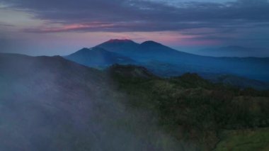 Sabahın erken saatlerinde Kawah Ijen Volkanı yakınlarındaki sisli dağların hava manzarası. Endonezya, Java.