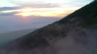 Sabahın erken saatlerinde Kawah Ijen Volkanı yakınlarındaki sisli dağların hava manzarası. Endonezya, Java.